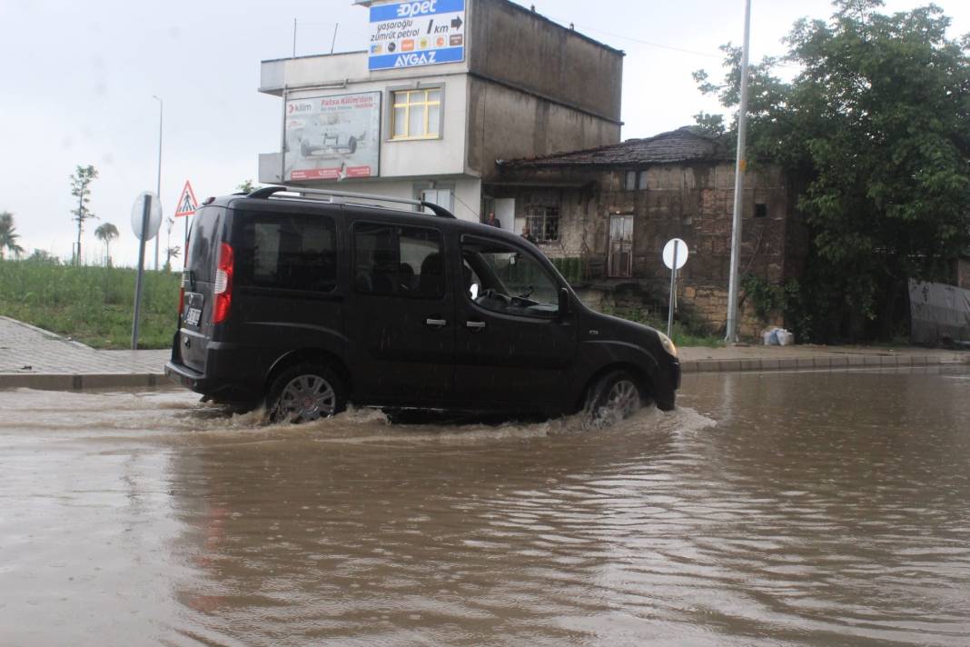 Fatsa’yı sağanak vurdu! Yollar göle döndü, iş yerleri ve araçlar sular altında kaldı 7